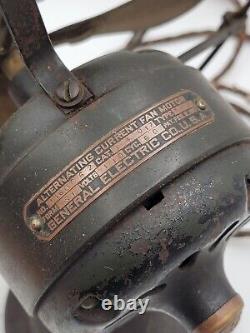 Ancien ventilateur de bureau oscillant à pales en laiton de type AVV 4 de General Electric GE