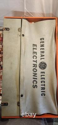 Boîte à outils de réparation électronique vintage GE General Electric des années 1940 avec 400 tubes TV