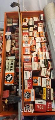 Boîte à outils de réparation électronique vintage GE General Electric des années 1940 avec 400 tubes TV