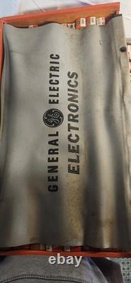 Boîte à outils de réparation électronique vintage GE General Electric des années 1940 avec 400 tubes TV