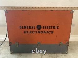 Boîte à outils vintage General Electric en bois avec presque 200 tubes électroniques