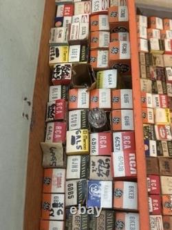 Boîte à outils vintage General Electric en bois avec presque 200 tubes électroniques