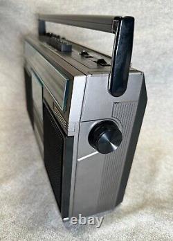 Boombox Électrique Général Vintage Des Années 1980 Avec Cassette 3-5253a -works! Nouvelle Ceinture! Groupe De Travail De L'éclairage Et De La Signalisation Lumineuse