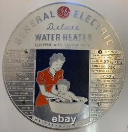 Couverture vintage de chauffe-eau de luxe General Electric - Mère lavant son bébé dans la baignoire