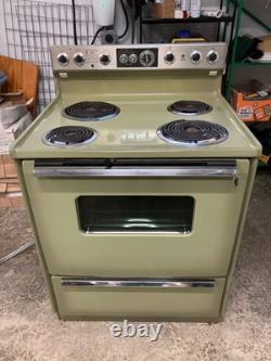 Cuisinière électrique avec four GE vintage des années 1970, vert avocat, style rétro du milieu du siècle