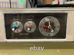Cuisinière électrique avec four GE vintage des années 1970, vert avocat, style rétro du milieu du siècle