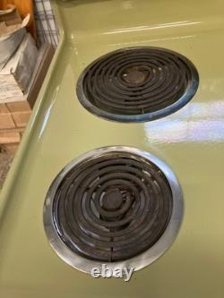 Cuisinière électrique avec four GE vintage des années 1970, vert avocat, style rétro du milieu du siècle