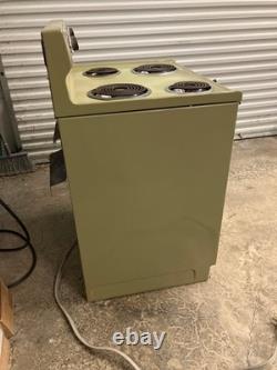 Cuisinière électrique avec four GE vintage des années 1970, vert avocat, style rétro du milieu du siècle