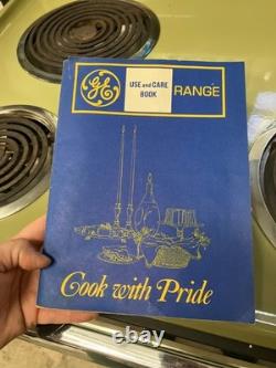 Cuisinière électrique avec four GE vintage des années 1970, vert avocat, style rétro du milieu du siècle