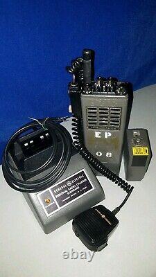 Ge Mpr/uhf Portable Radio/t&f-knobs, Rpt-dir, Emg/batts, Chgr, Mic/vtg. État D'avancement