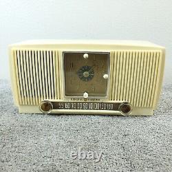 Général Electric 573 Radio à tubes Horloge AM GE Vintage des années 1950 MCM Blanc Fonctionne