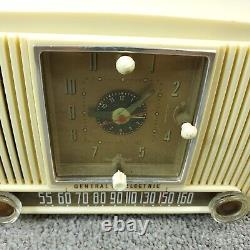 Général Electric 573 Radio à tubes Horloge AM GE Vintage des années 1950 MCM Blanc Fonctionne