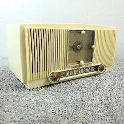 Général Electric 573 Radio à tubes Horloge AM GE Vintage des années 1950 MCM Blanc Fonctionne