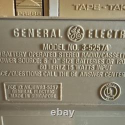 General Electric Vintage Boombox cassette Modèle No. 3-5257A (Testé)