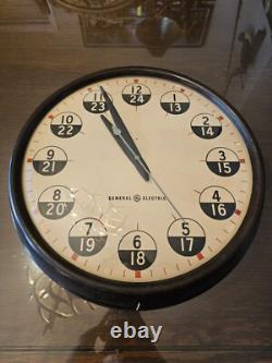 Horloge Murale Industrielle Vintage GE General Electric Heure Militaire, 12/24 HR. RARE