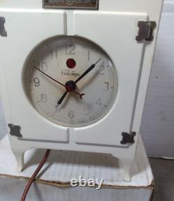 Horloge de réfrigérateur Telechron à dessus de moniteur General Electric des années 1920, fonctionnant