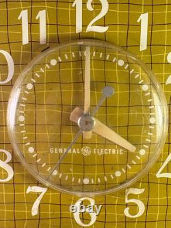 Horloge électrique à carreaux jaunes General Electric MCM des années 1950, testée et fonctionnelle, originale.