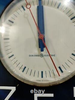 Horloge murale en lucite bleu cobalt vintage General Electric carrée rétro FONCTIONNANT