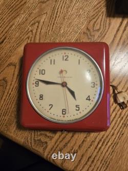 Horloge murale générale électrique rouge vintage des années 1940 modèle 2H08 fabriquée aux États-Unis