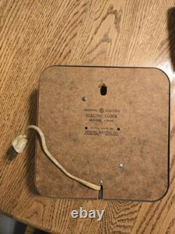 Horloge murale générale électrique rouge vintage des années 1940 modèle 2H08 fabriquée aux États-Unis