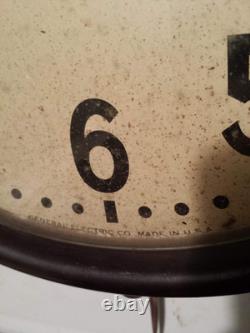 Horloge murale industrielle d’école vintage GENERAL ELECTRIC 14 1/2 à œil rouge, GE fonctionnelle