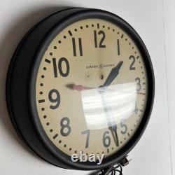 Horloge murale industrielle vintage GE General Electric en bakélite et verre 1HA1612 fonctionne