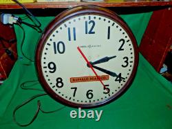 Horloge murale industrielle vintage General Electric Buffalo Scale en bakélite marron