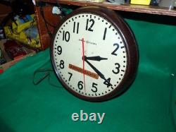 Horloge murale industrielle vintage General Electric Buffalo Scale en bakélite marron