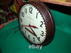 Horloge murale industrielle vintage General Electric Buffalo Scale en bakélite marron