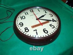 Horloge murale industrielle vintage General Electric Buffalo Scale en bakélite marron