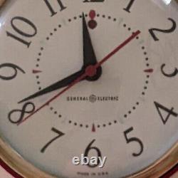 Horloge murale rétro rouge/blanche General Electric de milieu de siècle avec cordon de travail VIDEO aux États-Unis