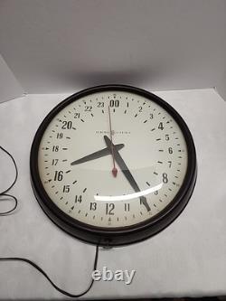 Horloge murale scolaire vintage 24 heures General Electric GE œil rouge