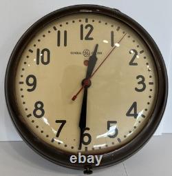Horloge murale scolaire vintage GE Red Eye General Electric 10 des années 1950 en excellent état de fonctionnement