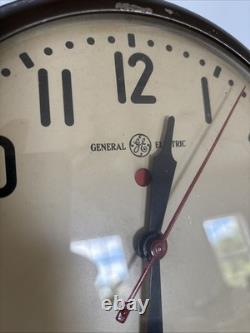Horloge murale scolaire vintage GE Red Eye General Electric 10 des années 1950 en excellent état de fonctionnement