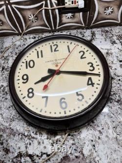 Horloge murale scolaire vintage GE Red Eye General Electric 1HA1612 14-1/2