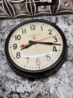 Horloge murale scolaire vintage GE Red Eye General Electric 1HA1612 14-1/2