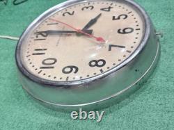 Horloge murale scolaire vintage GE Red Eye General Electric 1HA1612 14-1/2