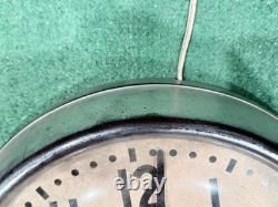 Horloge murale scolaire vintage GE Red Eye General Electric 1HA1612 14-1/2
