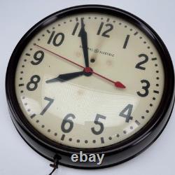 Horloge murale vintage General Electric Modèle 2HA7012 14 Bakélite marron industrielle