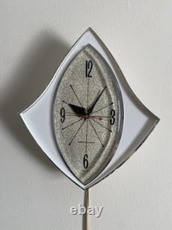 Horloge murale vintage General Electric de style moderne du milieu du siècle, fabriquée aux États-Unis