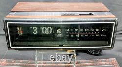 Horloge-réveil radio Flip Vintage GE General Electric 1984 7-4305F FONCTIONNELLE