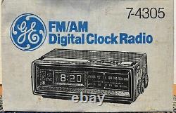 Horloge-réveil radio à flip vintage General Electric de 1984 7-4305 NON OUVERT NOUVEAU