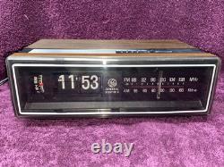 Horloge-réveil radio flip vintage General Electric 1984 7-4305D EN EXCELLENT ÉTAT