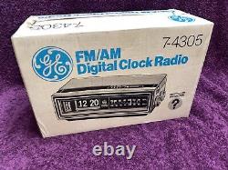 Horloge-réveil radio flip vintage de General Electric de 1984, modèle 7-4305, NEUF jamais ouvert