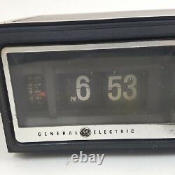 Horloge-réveil radio vintage à flip de General Electric, modèle 7-4300C, GE Flip Works en bois