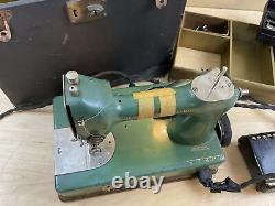 Machine à coudre portable vintage General Electric Model A + étui GE 5BA41BA3 VERT