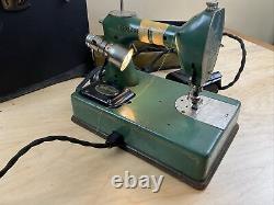 Machine à coudre portable vintage General Electric Model A + étui GE 5BA41BA3 VERT