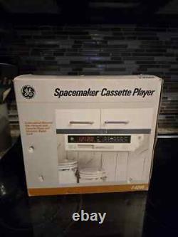 Nouvelle radio réveil AM/FM sous meuble vintage GE Spacemaker 7-4230 neuve dans sa boîte