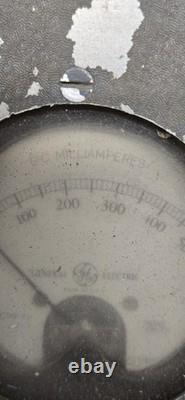 Panneau de test AC/DC General Electric vintage avec jauges, laboratoire industriel steampunk