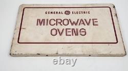 Panneau publicitaire en métal des fours à micro-ondes vintage de General Electric avec ledge en bas